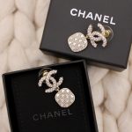 Boucles d'oreilles CC avec pendentif strass & perles - Chanel Dressingment Votre