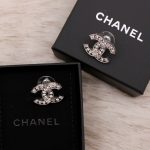 Boucles d'oreilles CC en métal argenté et strass - Chanel Dressingment Votre