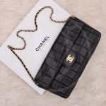 Sac à main East West en cuir matelassé noir - Chanel Dressingment Votre