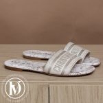 Mules Dway en cuir et coton brodé doré p.37 - Dior Dressingment Votre
