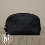 Pochette cosmétiques PM en cuir empreinte bleu marine - Louis Vuitton Dressingment Votre