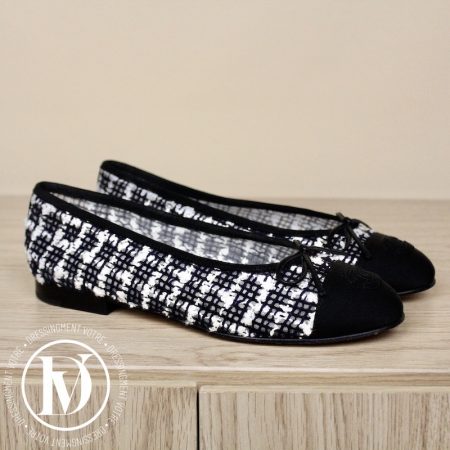 Ballerines en tweed bleu, noir et blanc p.36 - Chanel Dressingment Votre