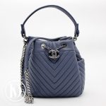 Sac seau en cuir chevrons bleu - Chanel Dressingment Votre