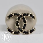 Broche CC en métal doré et cuir noir - Chanel Dressingment Votre