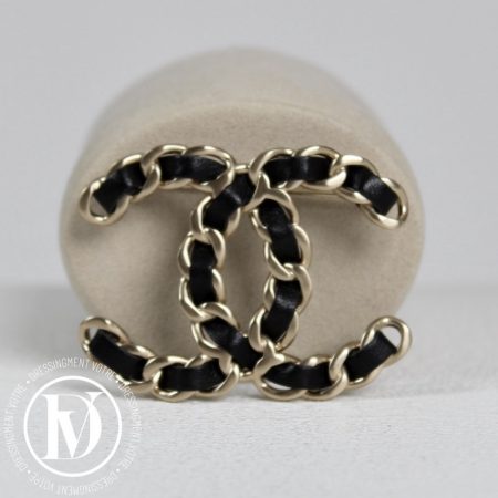 Broche CC en métal doré et cuir noir - Chanel Dressingment Votre