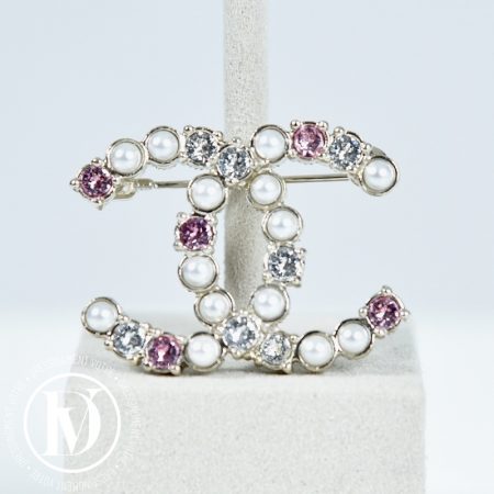 Broche CC en métal champagne, perles et strass - Chanel Dressingment Votre