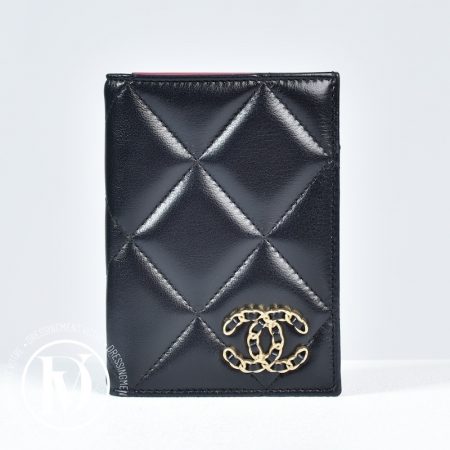 Porte-passeport Chanel 19 en cuir noir - Chanel Dressingment Votre