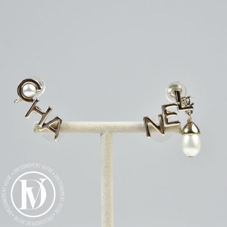 Boucles d'oreilles CHA-NEL métal doré - Chanel Dressingment Votre