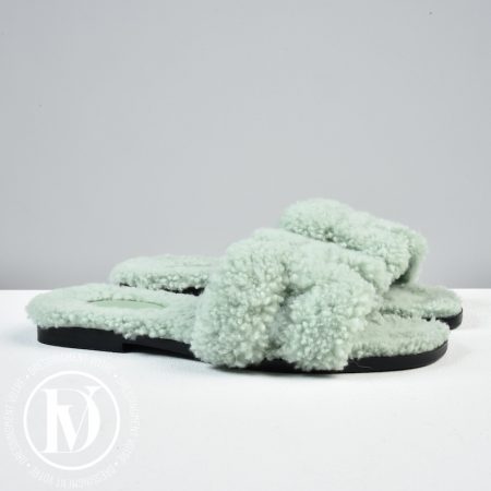Mules Oran shearling vert d'eau p.37 - Hermès
