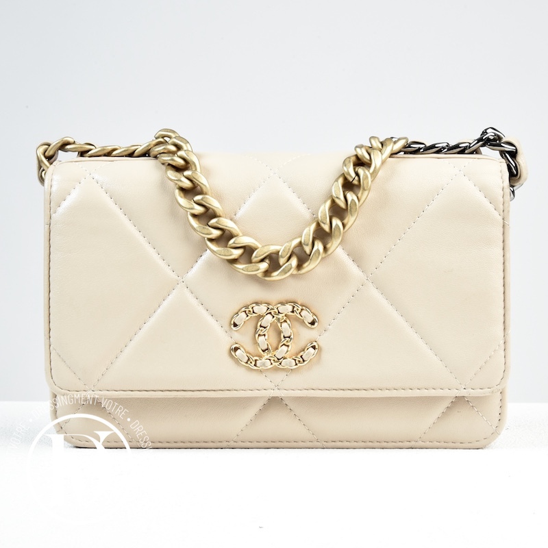 Wallet On Chain (WOC) Chanel 19 en cuir beige - Chanel Dressingment Votre