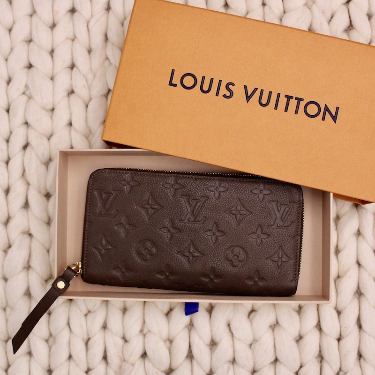 Charmant portefeuille Louis Vuitton en cuir Empreinte noir damier