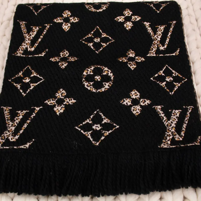 Echarpe longue Louis Vuitton en laine noire avec monogramme