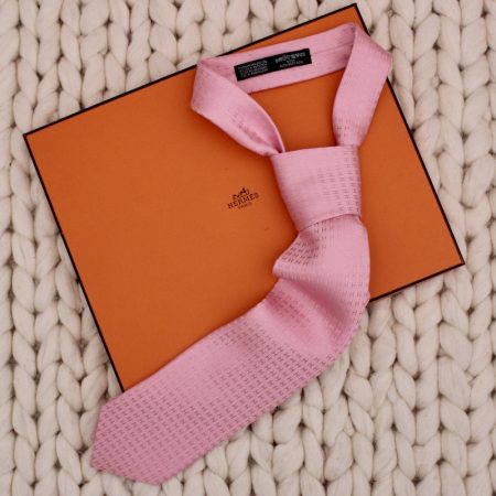 Cravate Façonnée H en soie rose - Hermès Dressingment Votre