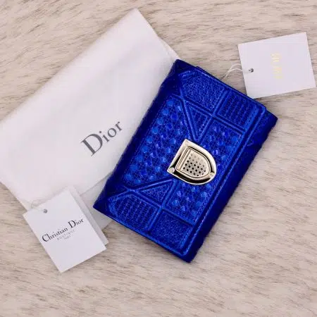 Portefeuille Diorama en cuir métallisé bleu - Dior Portefeuille Diorama en cuir métallisé bleu - Dior Dressingment Votre