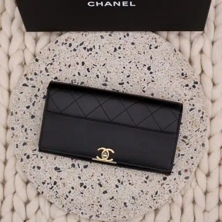 Portefeuille en cuir lisse noir - Chanel Portefeuille en cuir lisse noir - Chanel Dressingment Votre