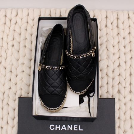 Espadrilles en cuir matelassé noir et chaîne dorée p.38 - Chanel Dressingment Votre