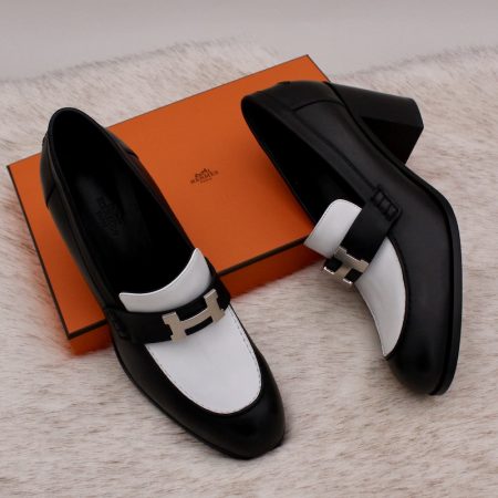 Mocassins Dauphine 70 en cuir noir et blanc p.40 - Hermès Dressingment Votre