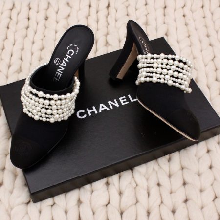 Mules en satin noir et perles blanches p.36 - Chanel Dressingment Votre