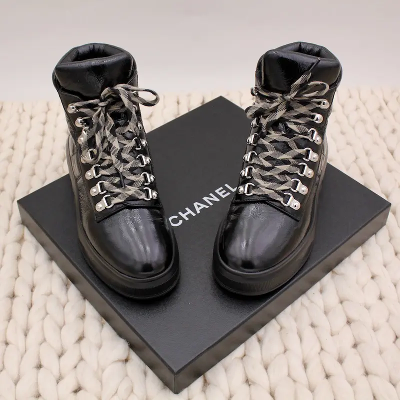 Boots Lace up en cuir verni noir p.36 - Chanel