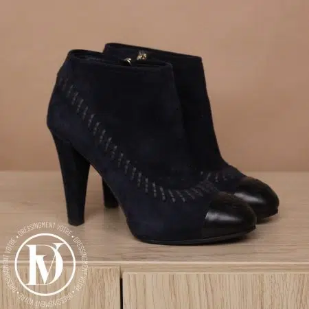 Bottines en daim bleu marine p.36 - Chanel Bottines en daim bleu marine p.36 - Chanel Dressingment Votre