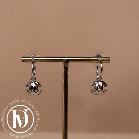 Boucles d'oreilles pendantes CC en métal argenté - Chanel Dressingment Votre