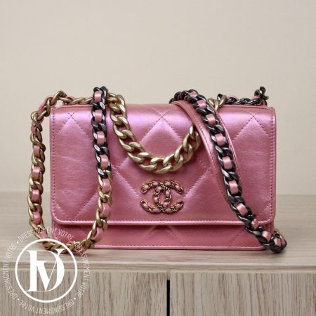 Wallet on chain Chanel 19 en cuir rose irisé - Chanel Dressingment Votre