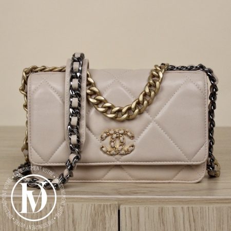 Wallet on chain (WOC) Chanel 19 en cuir beige - Chanel Dressingment Votre
