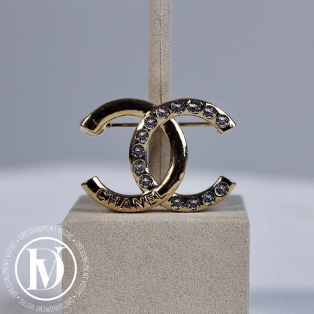 Broche CC en métal doré et strass - Chanel Dressingment Votre