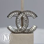 Broche CC en métal argenté et strass - Chanel Dressingment Votre