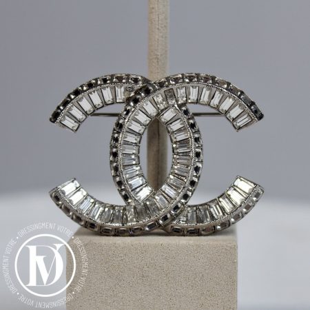 Broche CC en métal argenté et strass - Chanel Dressingment Votre