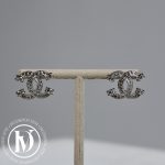 Boucles d'oreilles CC en métal argenté et strass - Chanel Dressingment Votre
