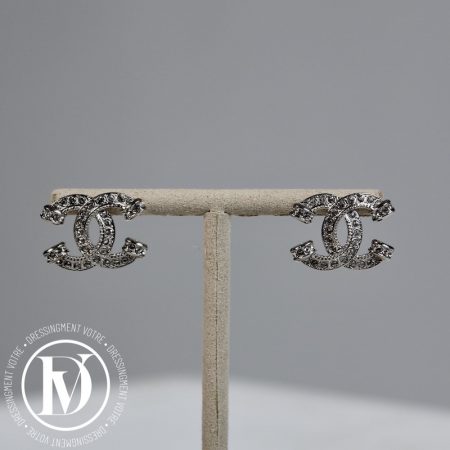 Boucles d'oreilles CC en métal argenté et strass - Chanel Dressingment Votre