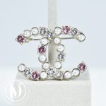 Broche CC en métal champagne, perles et strass - Chanel Dressingment Votre