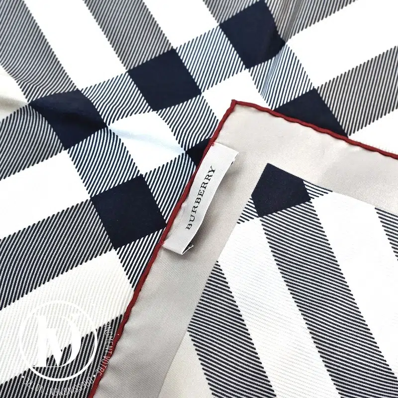 Carré 55 en soie motif tartan - Burberry Carré 55 en soie motif tartan - Burberry – Image 4