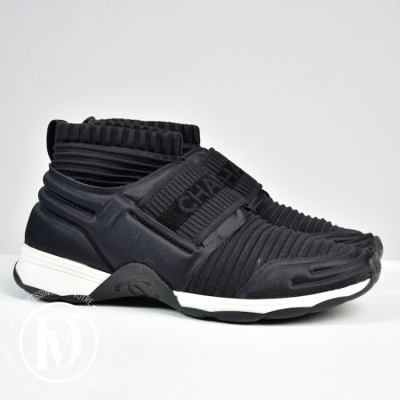 Sneakers en maille noire p.39 - Chanel