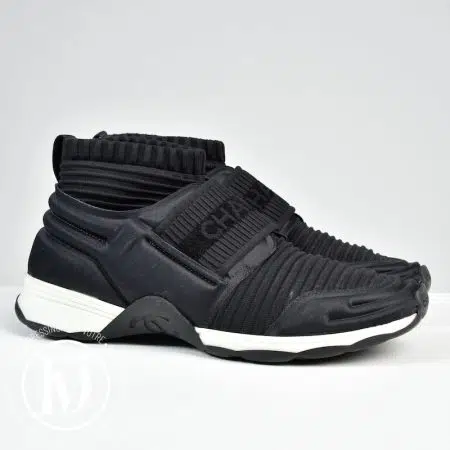 Sneakers en maille noire p.39 - Chanel