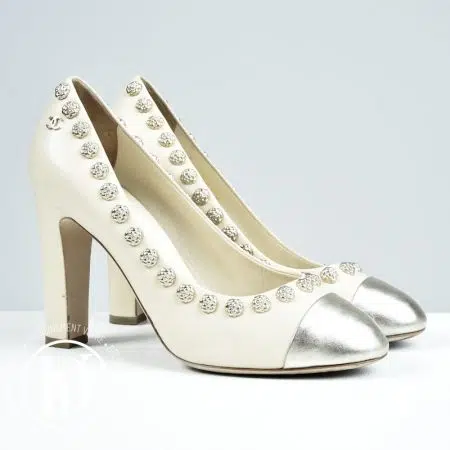 Escarpins camélias en cuir beige p.37C - Chanel Escarpins camélias en cuir beige p.37C - Chanel Dressingment Votre