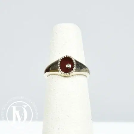 Bague baby chevalière en or jaune & agate rouge t.48 - Yvonne Léon Bague baby chevalière en or jaune & agate rouge t.48 - Yvonne Léon Dressingment Votre