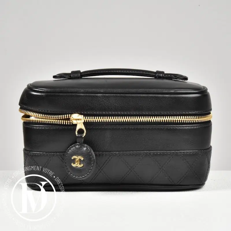 Vanity vintage en cuir noir - Chanel Chanel d'Occasion : Article de Mode & Luxe ! Vanity vintage en cuir noir - Chanel Dressingment Votre