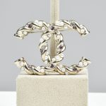 Broche CC en métal champagne,strass & perles - Chanel Dressingment Votre