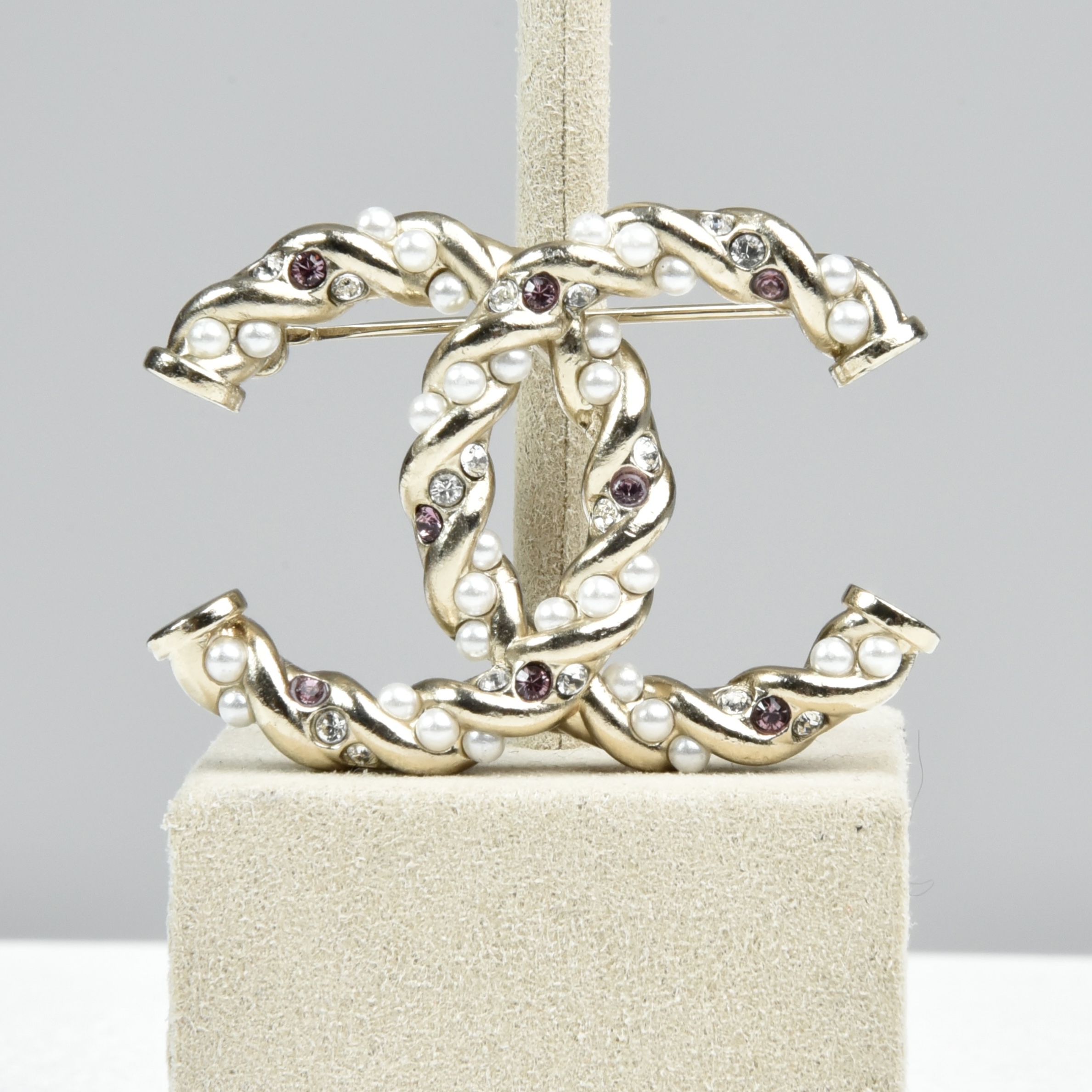 Broche CC en métal champagne,strass & perles - Chanel Dressingment Votre