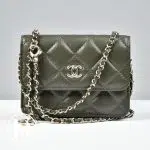 Petit sac ceinture en cuir matelassé kaki - Chanel Dressingment Votre