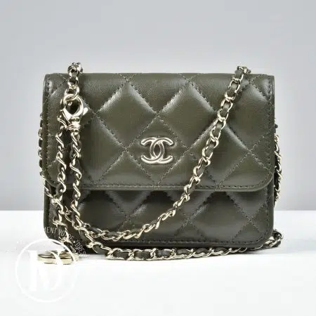 Petit sac ceinture en cuir matelassé kaki - Chanel