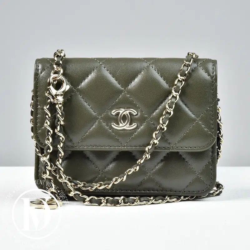 Petit sac ceinture en cuir matelassé kaki - Chanel Petit sac ceinture en cuir matelassé kaki - Chanel Dressingment Votre