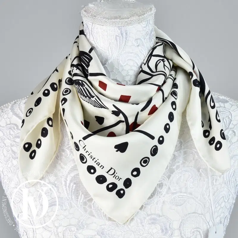 Carré 70 "Playing cards" en soie - Dior Carré 70 "Playing cards" en soie - Dior Dressingment Votre