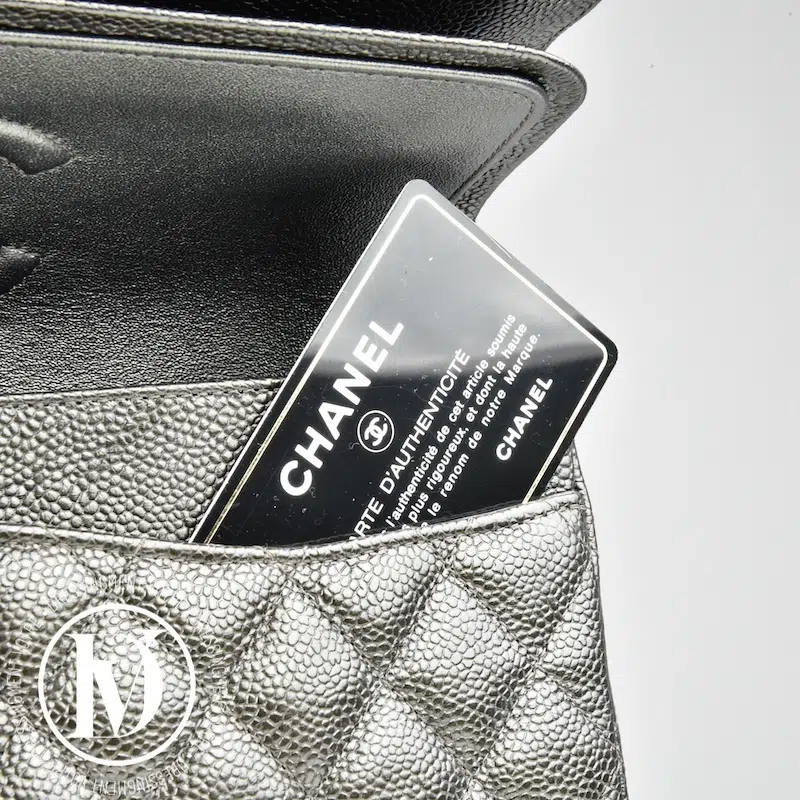 Sac Timeless en cuir caviar noir métallisé - Chanel Sac Timeless en cuir caviar noir métallisé - Chanel – Image 11