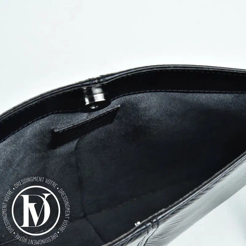 Petit sac Demi Lune en cuir épi noir - Louis Vuitton Petit sac Demi Lune en cuir épi noir - Louis Vuitton – Image 4