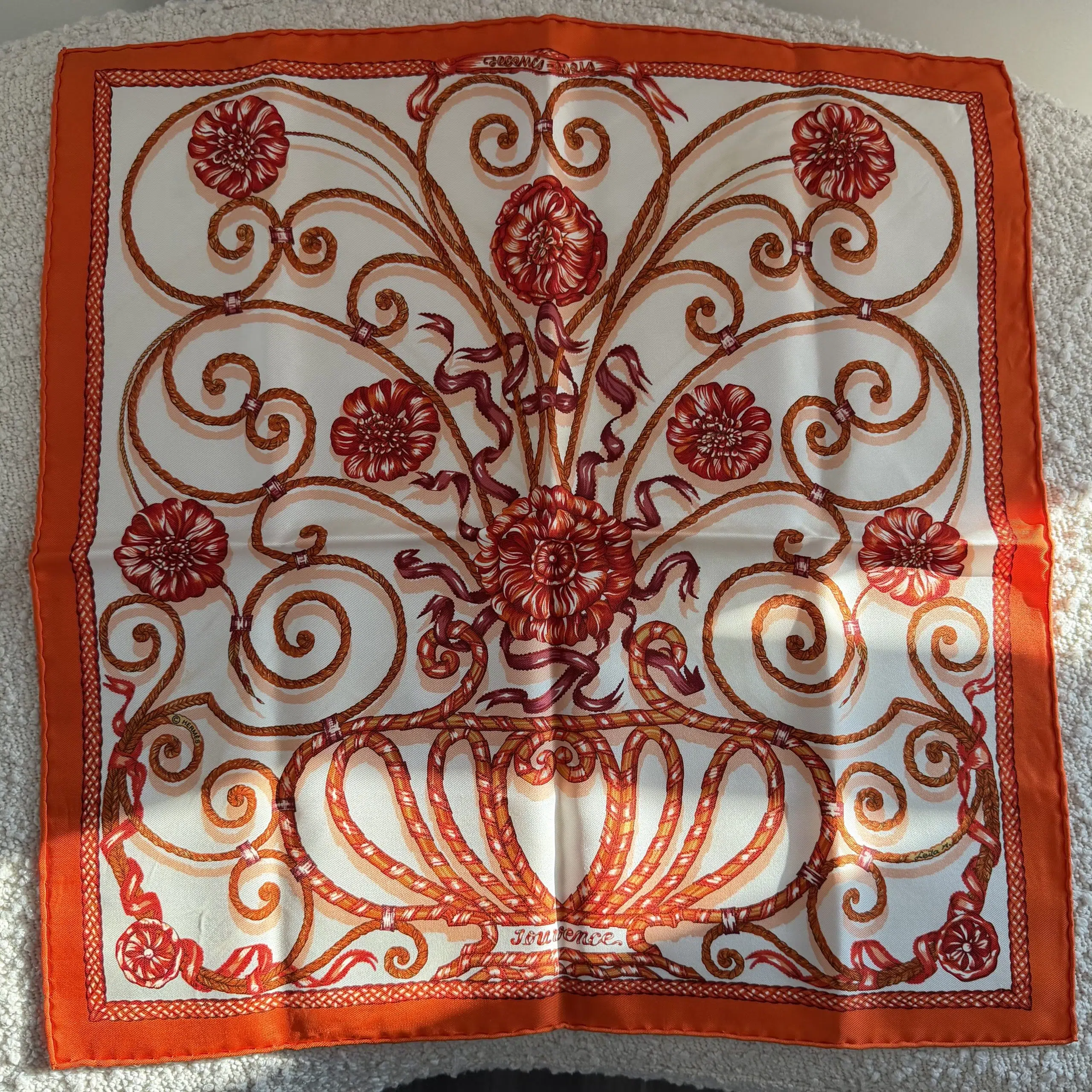 Gavroche 45 "Jouvence" en soie - Hermès site seconde main de luxe,friperie de luxe,marque de luxe pas cher,seconde main vetement de luxe,friperie haut de gamme en ligne Gavroche 45 "Jouvence" en soie - Hermès Dressingment Votre