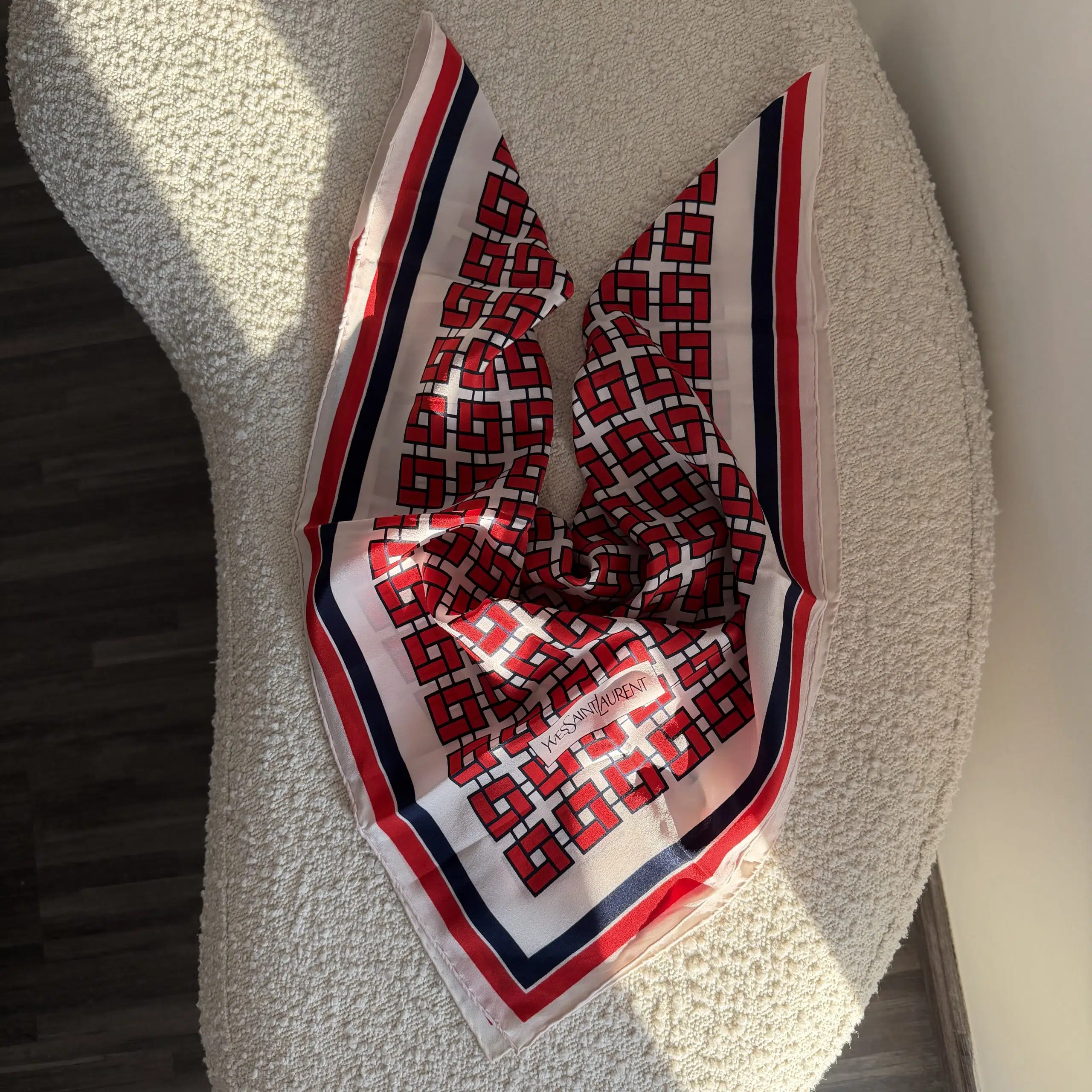 Carré 65 vintage multicolore - Saint Laurent site seconde main de luxe,friperie de luxe,marque de luxe pas cher,seconde main vetement de luxe,friperie haut de gamme en ligne Carré 65 vintage multicolore - Saint Laurent Dressingment Votre