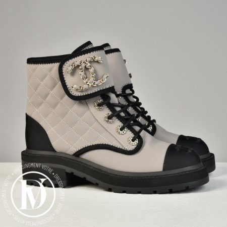 Bottines CC en toile greige p.36  - Chanel
